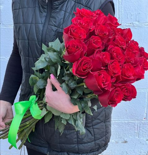 "Севилья"- букет из красных роз с доставкой по городу по Александрову